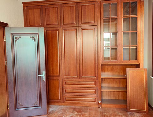 德惠中式家庭装修里定制的实木衣柜效果图